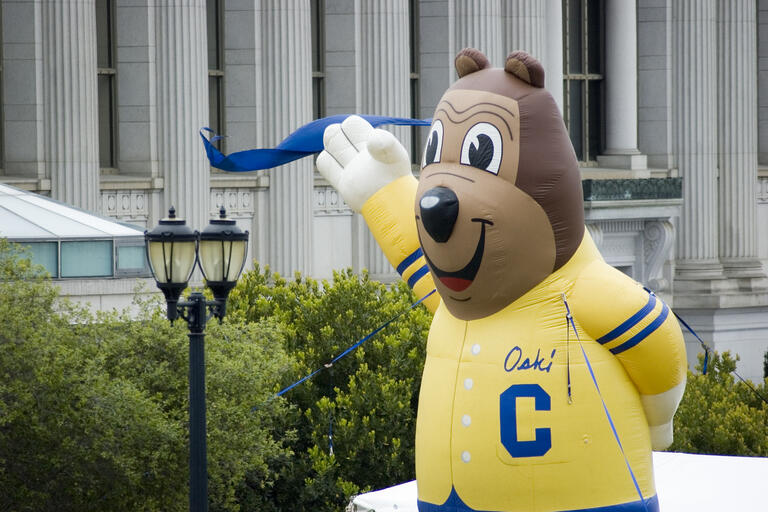 Balloon inflatable of Oski Bear